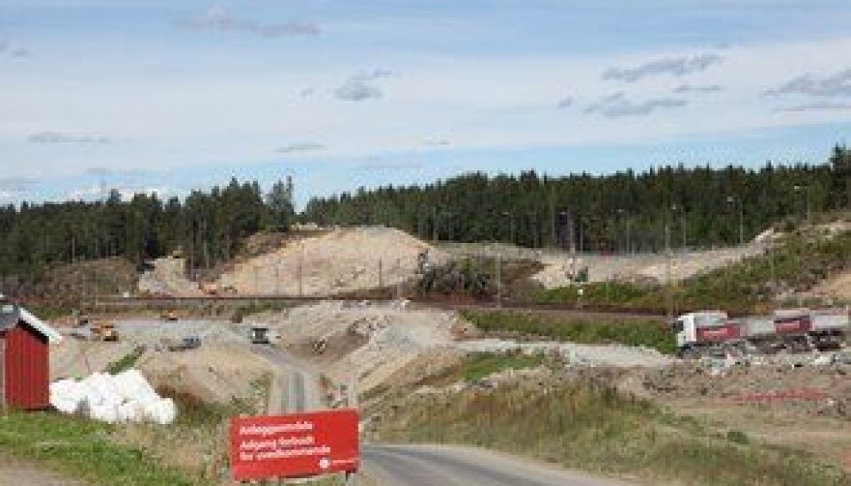 Ut av den lysebrune bergveggen midt i bildet skal TBM-ene komme etter planen.