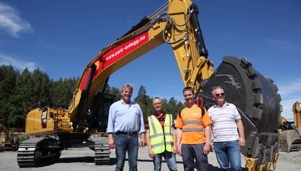 Park & Anlegg har en ny stormaskin i stallen - Cat 352F XE. Den ble overlevert torsdag 7. juli på Pon Equipments avdeling i Rygge i Østfold. Fra venstre: Salgssjef Stig Kjetil Haugsvær (Pon), salgsingeniør Per Inge Strengen (Pon), maskinfører Bernhard Skåland (P&A) og daglig leder i Park & Anlegg, Jack Valleraune.