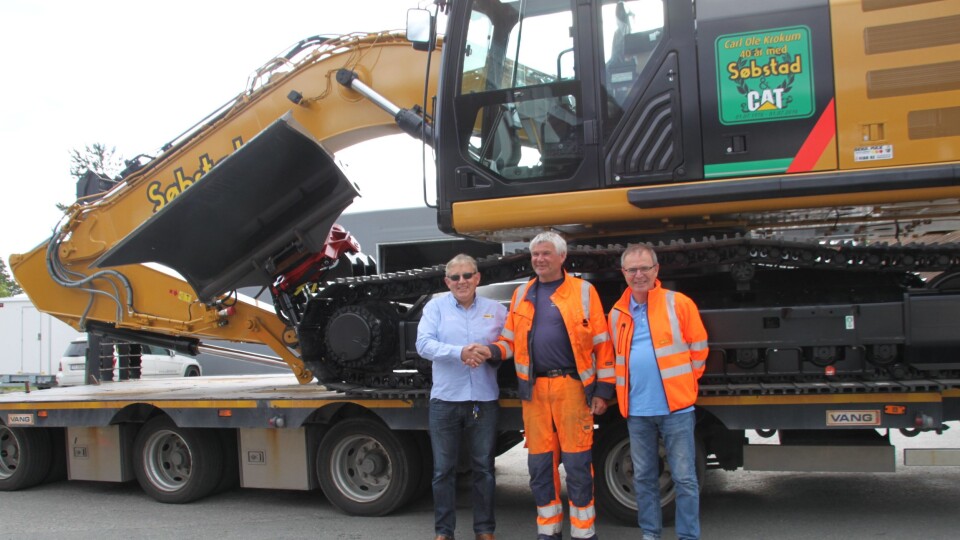 Fra venstre: Geir Sandvik, salgsingeniør Pon Equipment AS, Carl Ole Krokum, maskinfører i Søbstad AS og Dag Søbstad, daglig leder Søbstas AS.
