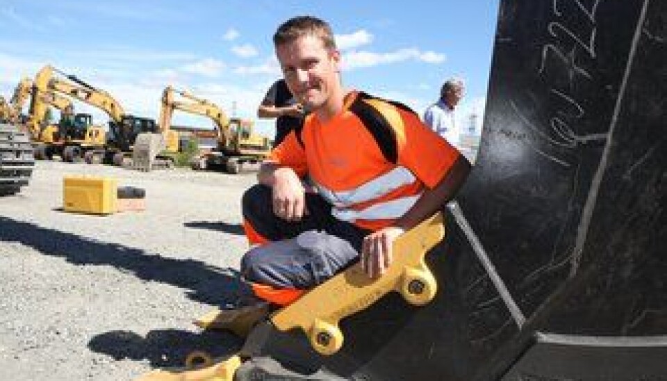 Maskinfører Bernhard Skåland i Park & Anlegg er fornøyd med å slippe låsebolter på tennene.