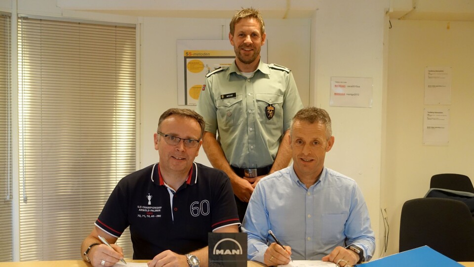 Ettermarkedsdirektør i MAN Truck & Bus Norge AS Norbjørn Nissestad (t.v) og kontorsjef i FLO avdeling Driftsanskaffelser, Roar Atle Hansen og i bakgrunnen major og koordinator for lastevogn i FLO Teknisk avdeling / Kjøretøyseksjon, Stian Nystad.