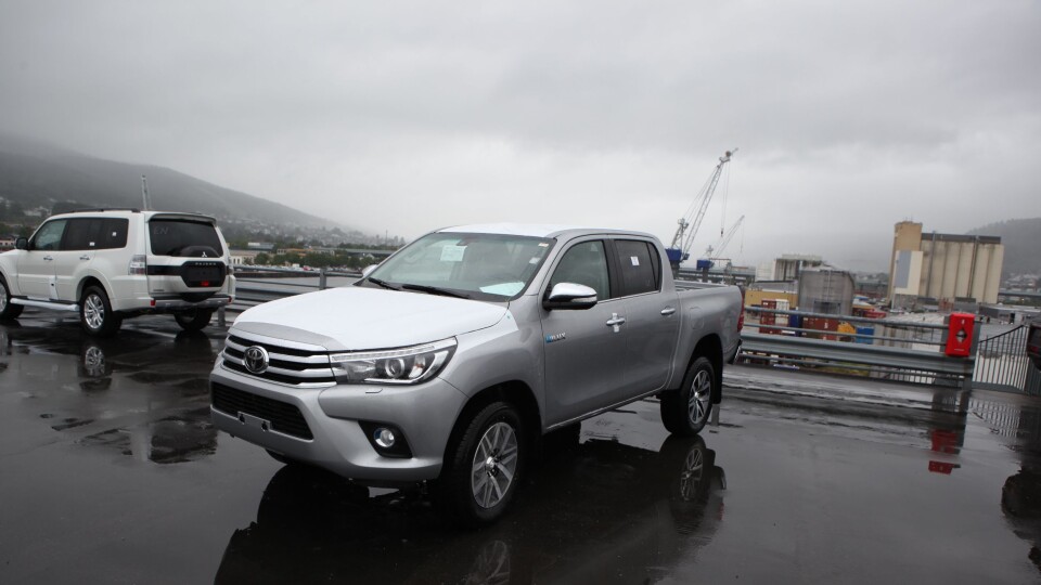 Nummer tre av nye Hilux i Norge. Den blir etter alt å dømme å finne på Svalbard når den er levert til sin kjøper. Bildet er tatt på toppen av Autolinks parkeringshus på Holmen i Drammen 30. juni 2016.