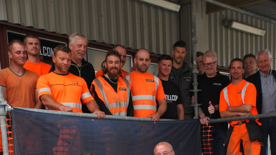 Det var god stenming ved markeringen av den nye avtale - både blant ledere og øvrige ansatte - som bildet viser.