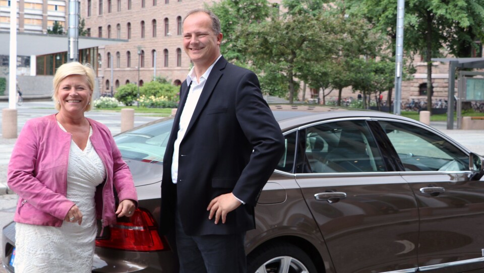 Statsrådene Siv Jensen og Ketil Solvik-Olsen ønsker selvkjørende biler velkommen på norske veier. Men først må et nytt lovverk på plass.