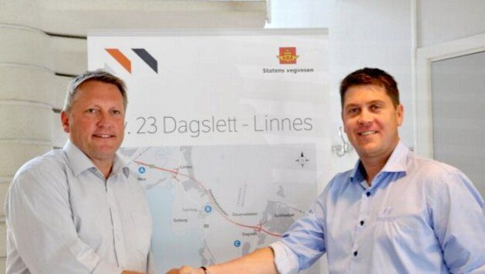 Jan Erik Larsen (t.v.), prosjektleder for riksvei 23 Dagslett-Linnes og Amund Berger, avdelingsleder i Isachsen Anlegg AS.