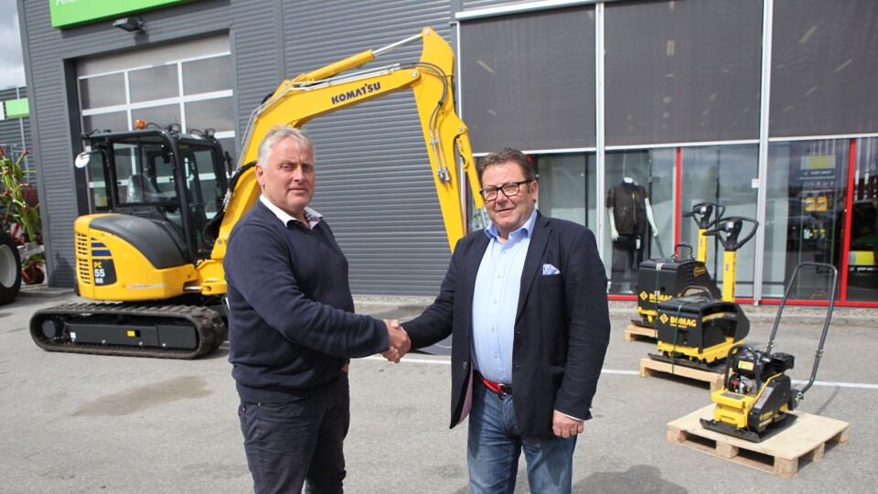 Daglig leder Ole Hveem i Akershus Traktor AS og adm. direktør Kai Paulshus i Hesselberg Maskin AS inngikk avtalen på Jessheim hos Akershus Traktor onsdag 18. mai.
