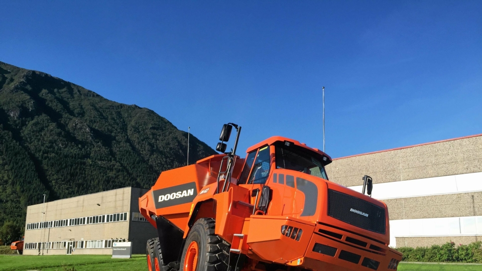 NORSK: Doosan-dumperne produseres i Elnesvågen utenfor Molde. Tidligere gikk de under navnet Moxy.