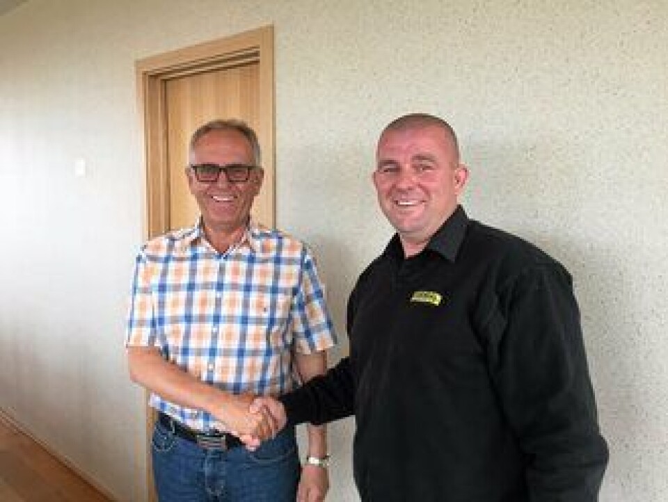 TO TIL STANGELAND: Olav Stangeland (venstre) i Stangeland og Rosendal Maskin-selger Eldar Undheim skrev avtale om to 40-tonns Doosan-dumpere.
