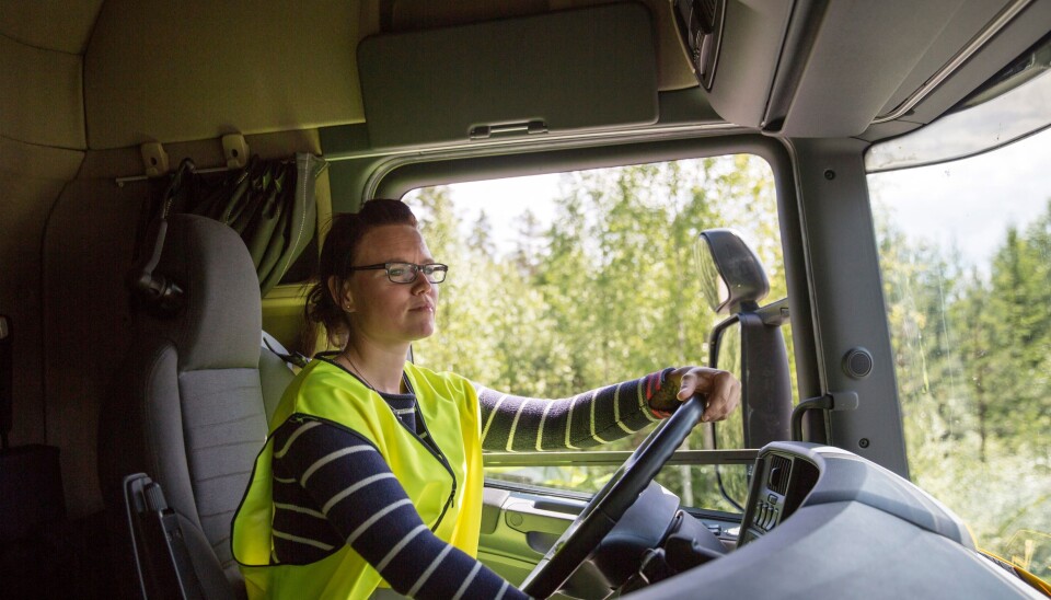 - Det blir helt stille i førerhuset når jeg kjører elektrisk, sier Therése Persson.