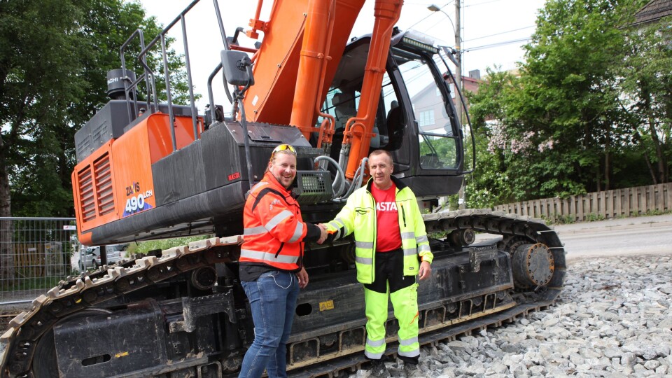 Selger Sjur Wethal i Nasta AS (t.v.) gratulerer maskinfører Tor Hansen med ny gravemaskin - en Hitachi ZX 490LCH - ved overleveringen på Kolbotn 20. juni 2016.
