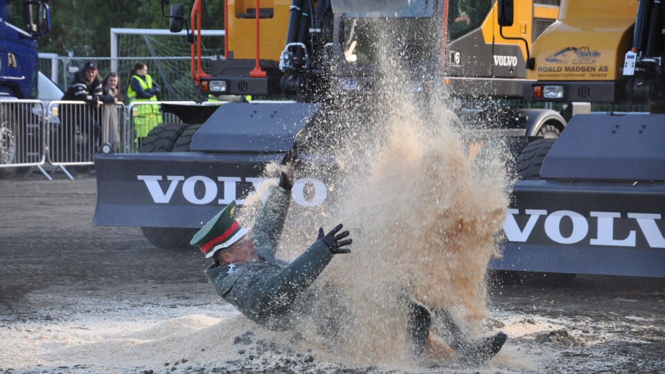 Se bildekarusell der gravemaskin-rekruttene får nok av generalens befalinger og til slutt begraver lederen med sagflis. Alle