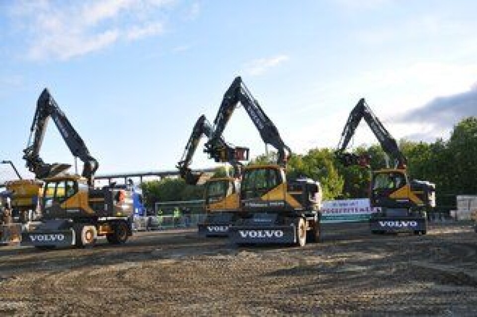 Maskinførerne fremførte også synkron dans i sine maskiner.