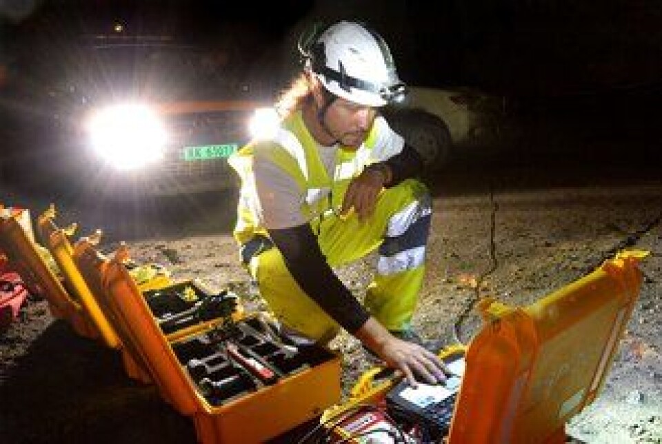 Jozset Hecht Mendez sjekker målingene som er tatt i fjellet i Hundvågtunnelen.