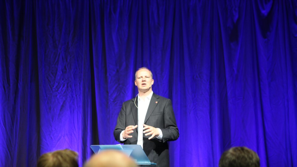 Samferdselsminister Ketil Solvik-Olsen i aksjon fra talerstolen på Transport 2016. Samferdselsminister Ketil Solvik-Olsen i aksjon fra talerstolen på Transport 2016.