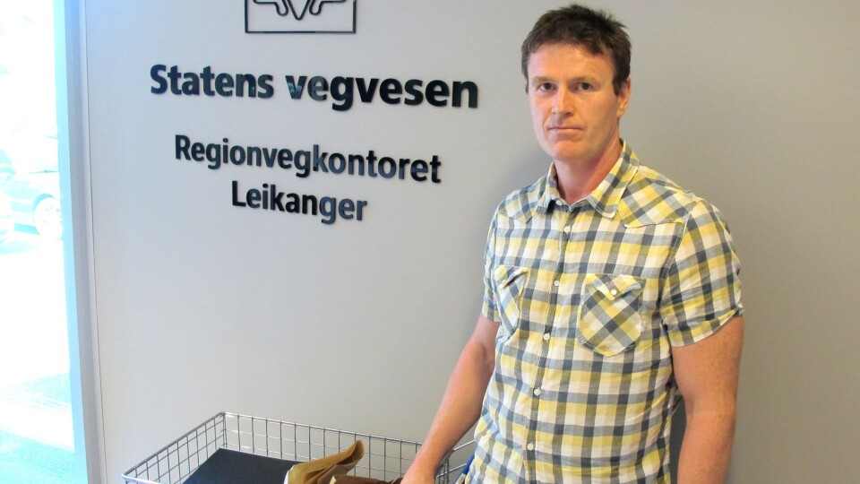 Assisterende prosjekteringsleder Frode Vagstad, med tilbudene på den siste store kontrakten i Ryfast-/Eiganestunnel-prosjektet.