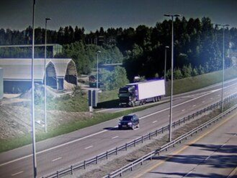 Her svinger trakkvogna av fra E6 til kontroll på Jessheim lastet med fisk. Fotografi av dataskjerm.