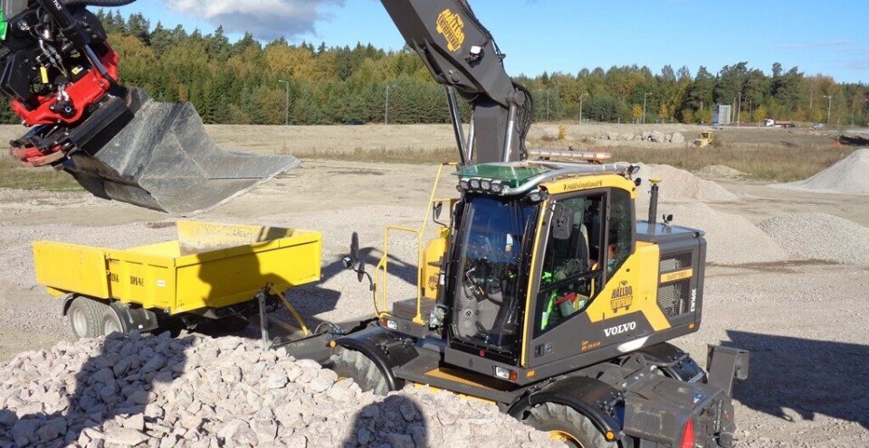 Med en takbøyle er det enkelt å montere flere arbeidslys på gravemaskinen.