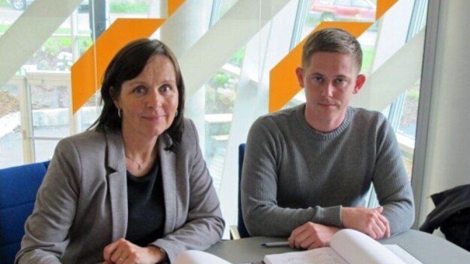 Tone Oppedal i Statens vegvesen og Roy Viktor Ohnstad fra Opedal Drift AS signerte drifts- og vedlikeholdskontrakt for Midtre Sogn.