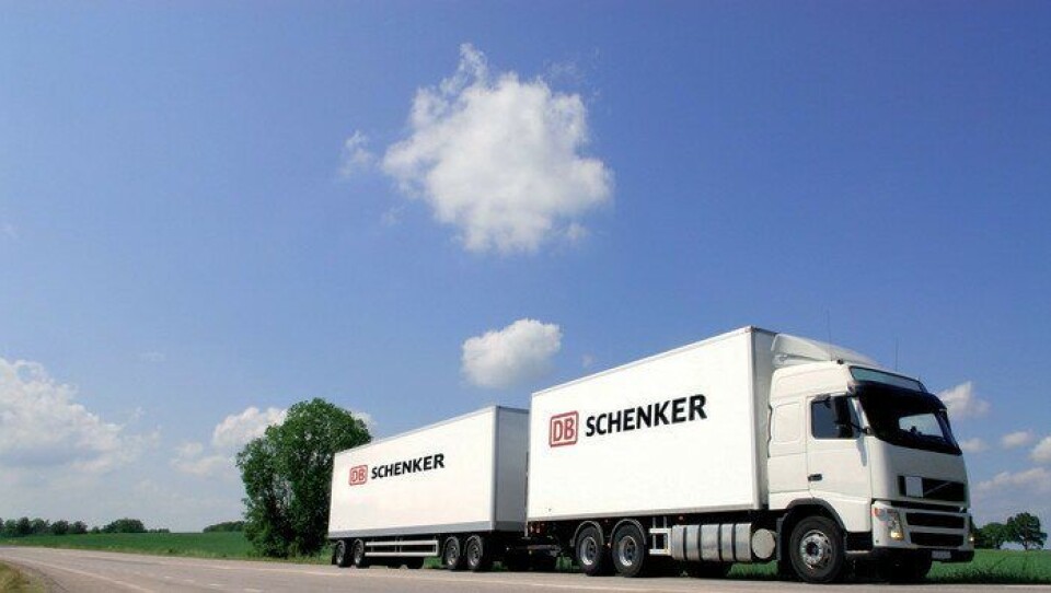 Når jernbanen står må lastebiler overta fremføringen.