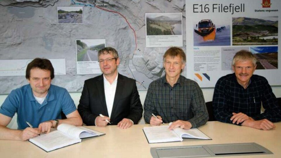 Kontraktssigneringen ble gjennomført på prosjektkontoret på Filefjell. Fra venstre: Robert Fritz, daglig leder i Strabag AG NUF, Hannes Gamsjäger, divisjonsdirektør Stabag AG Norge/Sverige, Kjartan Hove, prosjektdirektør Statens vegvesen Region vest og Odd Erik Haugen prosjektleder E16 Filefjell.