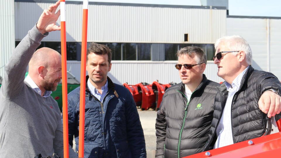 Finn Kristian Tokvam (fra venstre), Hallvard Vikeså, Ettermarkedssjef Jostein Susort, Salgssjef FKRA Jon Magne Torsteinbø diskuterer avtalen.