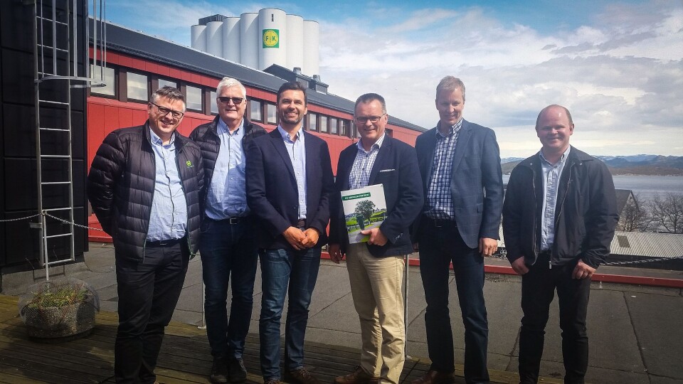 Fra venstre: Jostein Susort (Ettermarkedssjef FKRA), Jon Magne Torsteinbø (Salgssjef Traktor og redskap FKRA), Hallvard Vikeså (Direktør maskin FKRA), Erik Sollerud (Daglig leder PE), Jarle Kleppan (Salgsdirektør PE), Ole-Petter Holene (Servicedirektør PE).