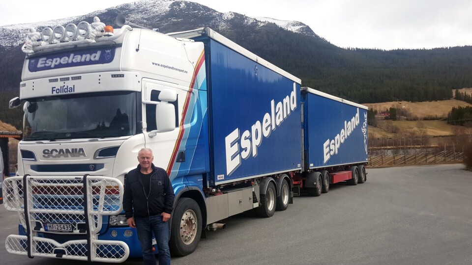 Inge Espeland foran en av sine biler.