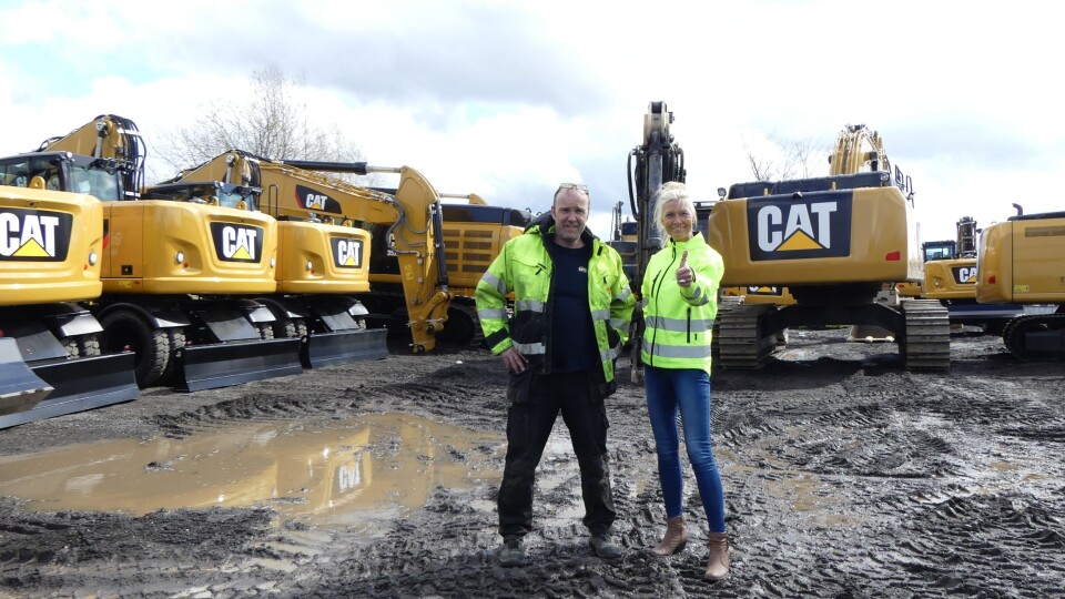 Sjef for maskinlogistikken hos Pon Equipment Danne Hauger (til høyre) jubler for rekordmange leveringer i april. Her sammen med Morten Hansen leder for nymonteringsavdelingen i Oslo.