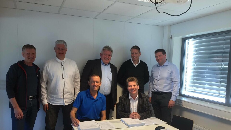 Bildet fra kontraktsigneringen viser byggeleder Lars Martin Rage og prosjektleder Gunnar Eiterjord sammen med representantene for Roxel AS. Kontrakten omfatter Ryfylketunnelen.