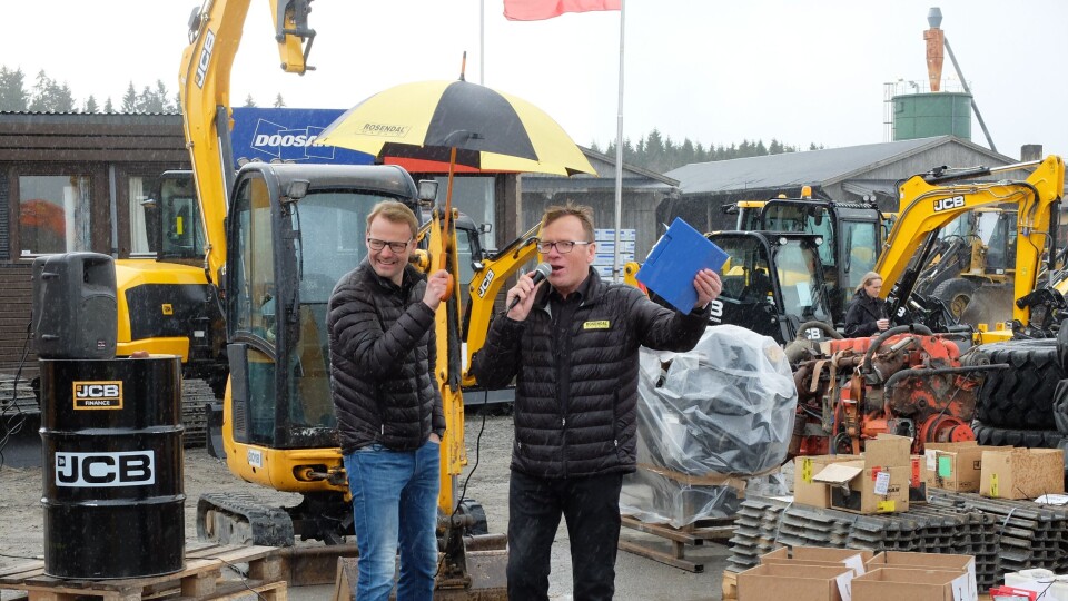 Kåre Rosendal (t.h.) var auksjonarius, mens sønnen Ole Marius holdt hardt i paraplyen da regnet sveipet over utstillingsområdet. Kåre Rosendal (t.h.) var auksjonarius, mens sønnen Ole Marius holdt hardt i paraplyen da regnet sveipet over utstillingsområdet.