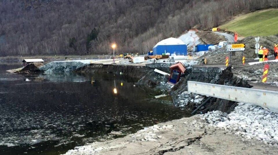 Her har en strekning på et par hundre meter rast ut i Granvinsvatnet, inkludert to gravemaskiner.