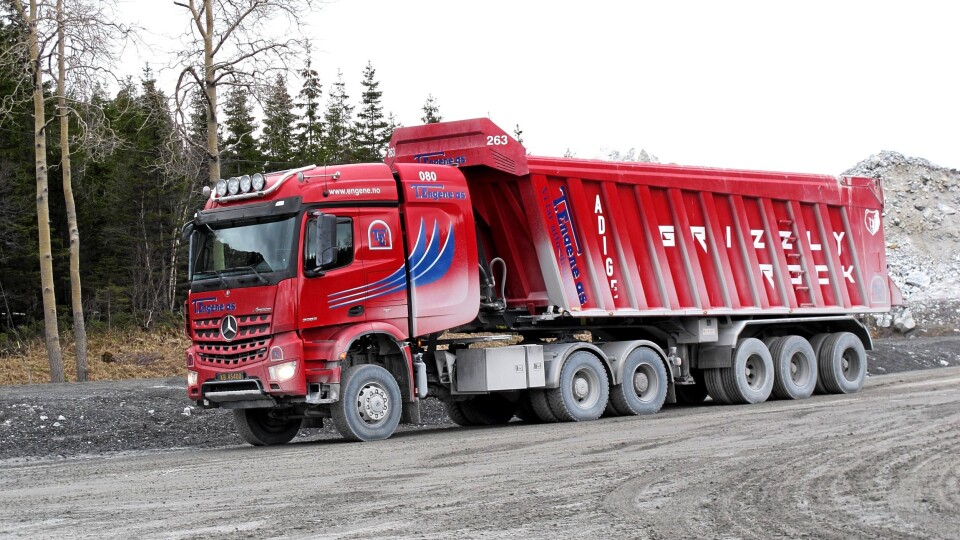 Mercedes-Benz 3363 SLT 6x6 med tippsemi fra Tecnokar Trailers. Med 95 tonn totalvekt er det avgjørende med drift på forhjulene også, ellers spinner trekkvogna på tørt føre når vogntoget skal opp bakkene. Alle
