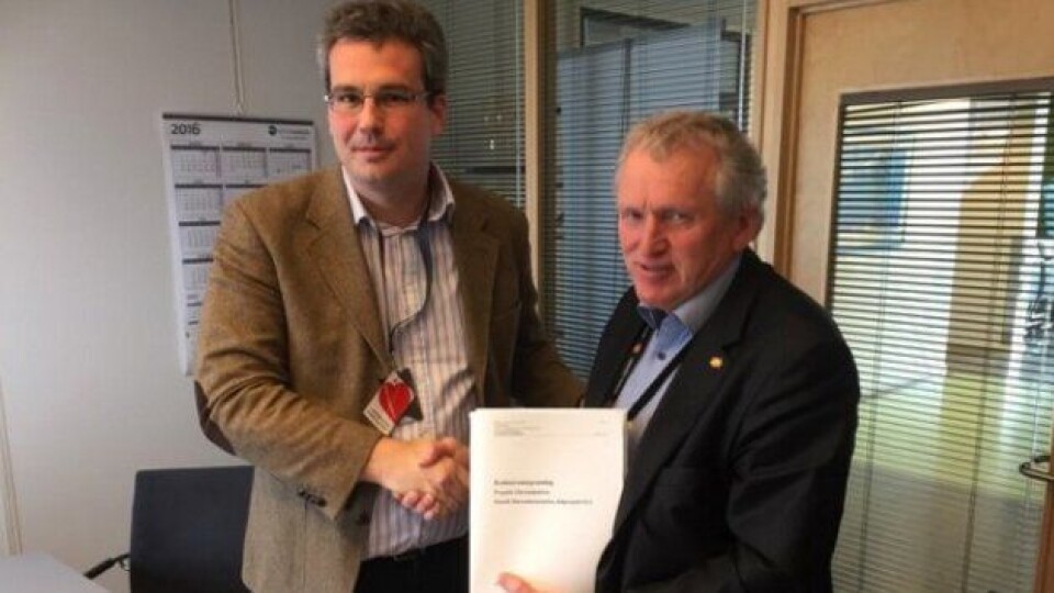 Jose Maria Argüelles (t.v.), daglig leder i Aldesa Norge, og Torbjørn Naimak, regionvegsjef for Statens vegvesen Region nord underskrev kontrakten.