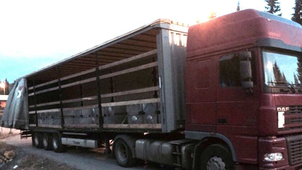 Toten Transport har transportavtale med Benteler på transport av aluminium fra Oslo havn til Raufoss. Både norske og utenlandske biler og traller leies inn til kjøringen for Toten Transport. Denne toakslede trekkvogna kunne ikke lovlig trekke disse 24 tonnene med aluminuim på grunn av akselkonfigurasjonen og krav til lastsikring.