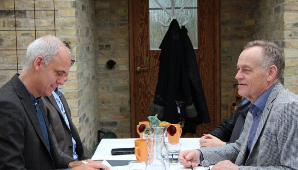 Veidekkes regionssjef Peter Svenningsson (t.v.) skriver kontrakt med VD Gunnar Peters i Borås Energi.