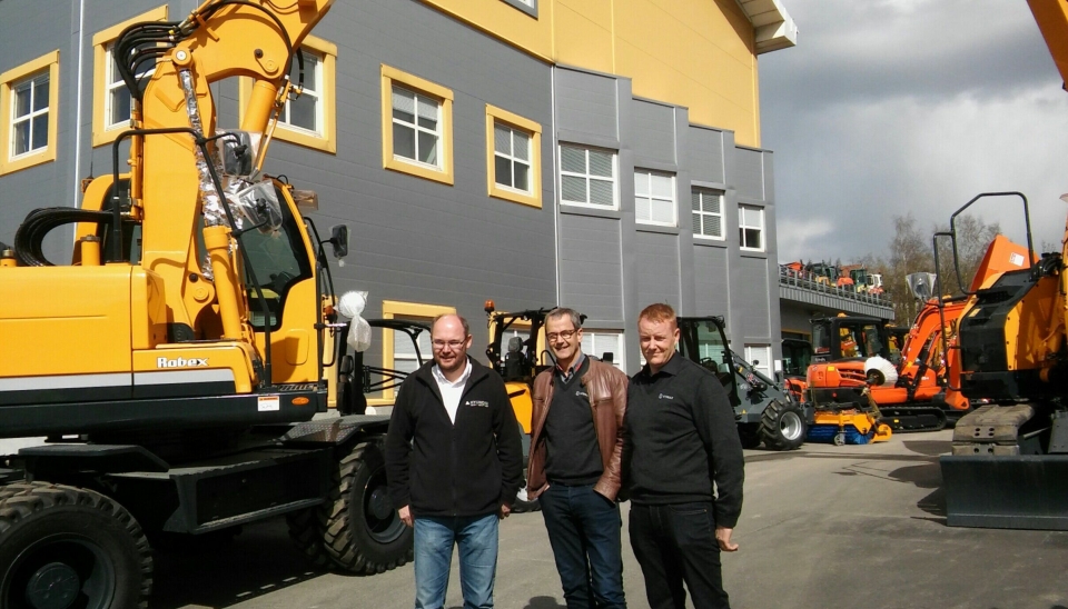 Fra åpent hus hos Hymax på Alnabru i Oslo fredag 22. april. Fra venstre: Paul Endresen, salgssjef Hyundai, daglig leder i Hymax Helge Borud og Lars Thomas Kihle, butikksjef.