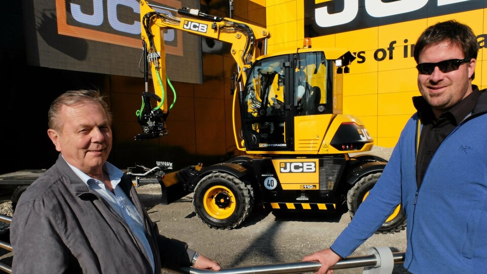 Entreprenør Kjell-Arne Schjørn (t.v.) falt pladask for JCBs nye Hydradig (i bakgrunnen). Han har allerede bestilt én av selger Jon Boye Lie (Rosendal Maskin).