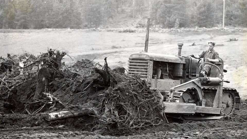 Kråbøl & Cos International TD40 med Kåre Høgheim som maskinfører rydder skog på Rygge i 1952.