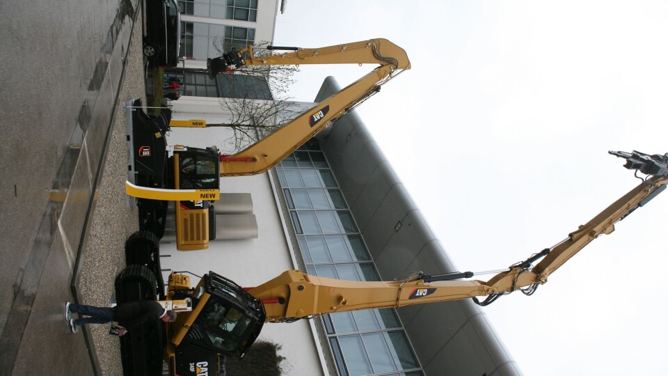 Cats nye 340F UHD (Ultra High Demolition) rivningsmaskin på 48,2 tonn (i forgrunnen) ble lansert på Bauma.