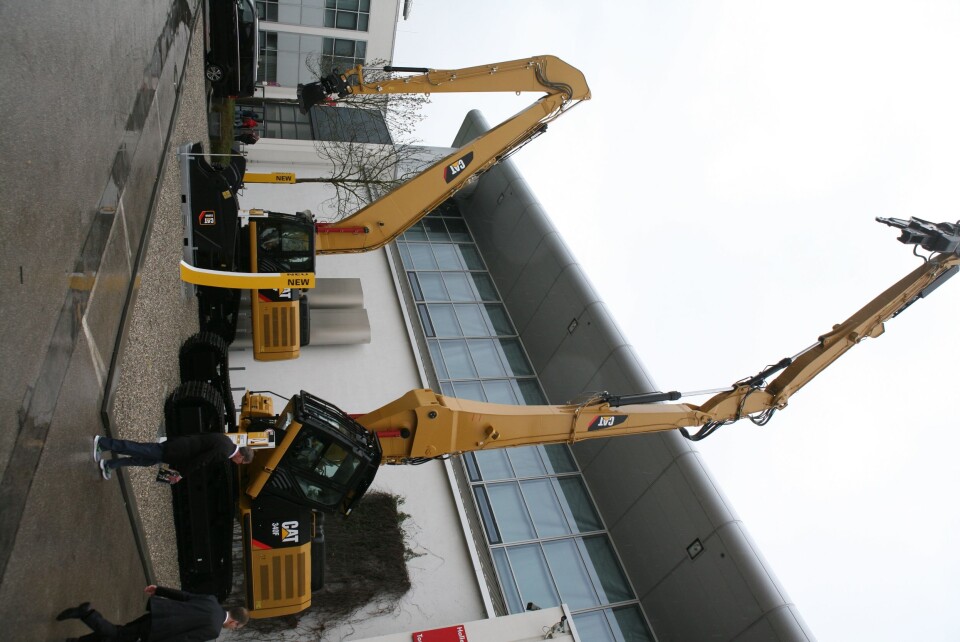 Cats nye 340F UHD (Ultra High Demolition) rivningsmaskin på 48,2 tonn (i forgrunnen) ble lansert på Bauma.
