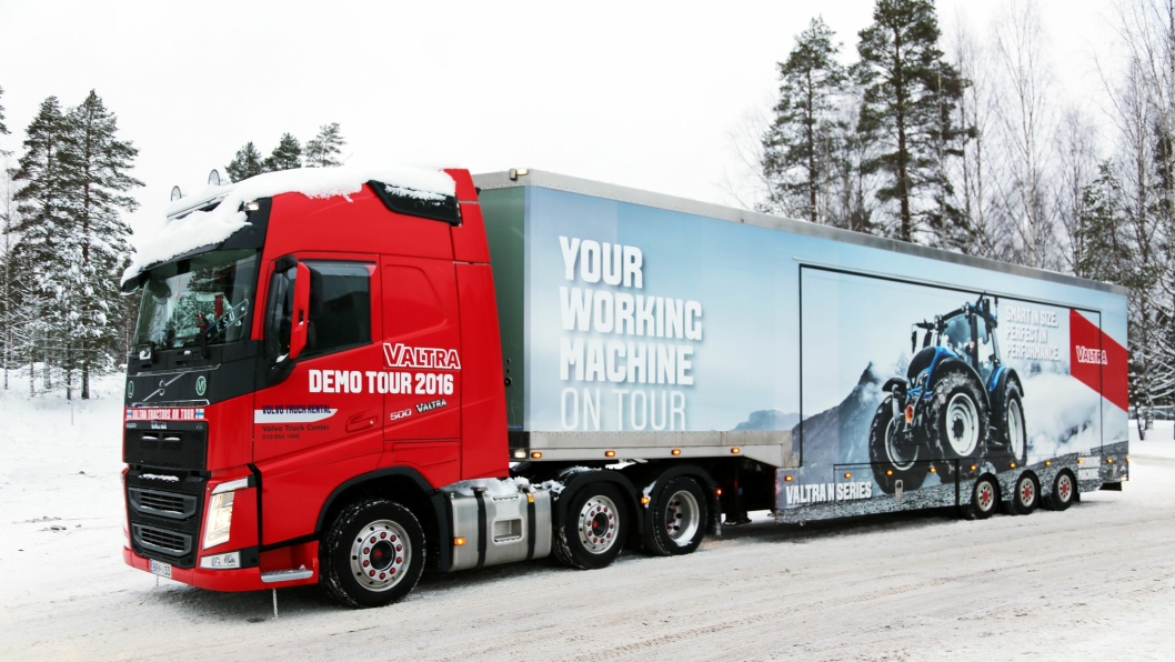 Det offisielle Valtra Demo Tour-vogntoget ved fabrikken, klar for avreise i vinter.