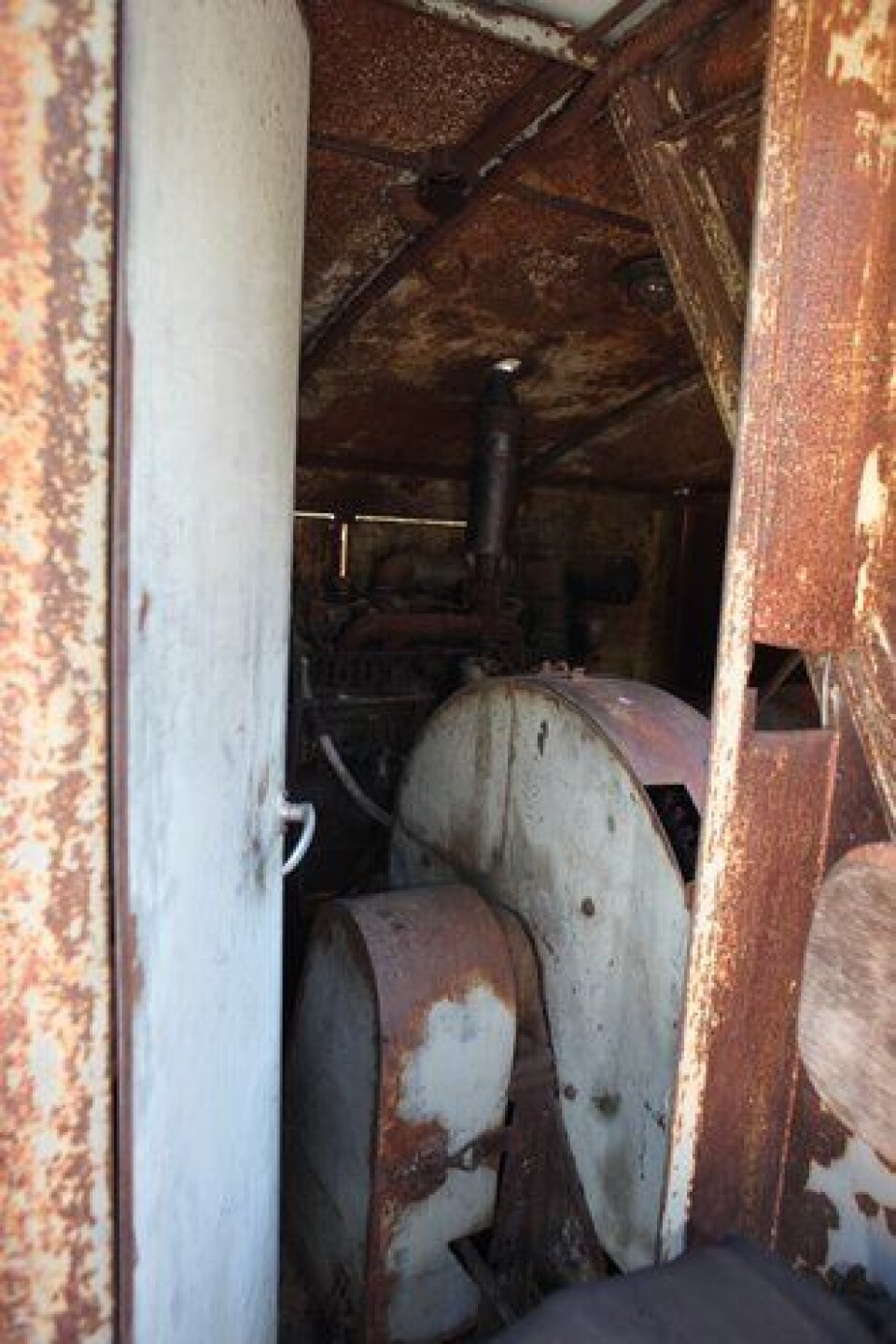 På Åkerman 475 kunne man lukke en dør til motorrommet slik at føreren satt mer skjermet. Ifølge Håkon Kråbøl passet føreren av denne maskinen demonstrativt på å henge jakken på veggen i motorrommet og deretter lukke døren mens føreren av 10-RB-maskinen så det. På den noen år eldre 10-RB var det nemlig ikke noen skilledør inn til maskineriet, selvfølgelig med mye høyere støynivå for føreren.