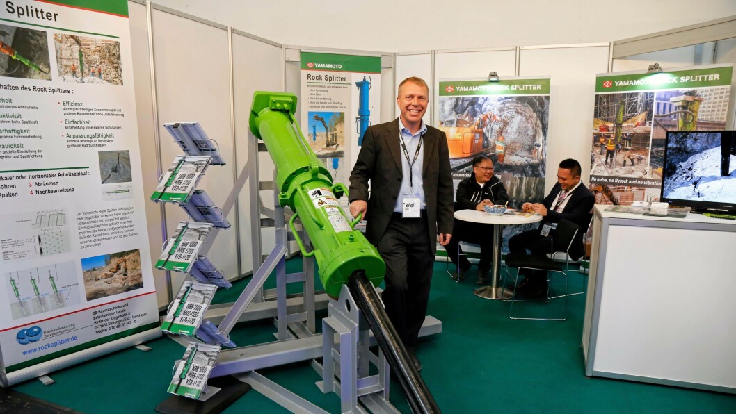 TIL NORGE: Jonas Ståhlbåge med en Yamamoto steinsplitter på standen til STM Construction Equipment på Bauma. TIL NORGE: Jonas Ståhlbåge med en Yamamoto steinsplitter på standen til STM Construction Equipment på Bauma.