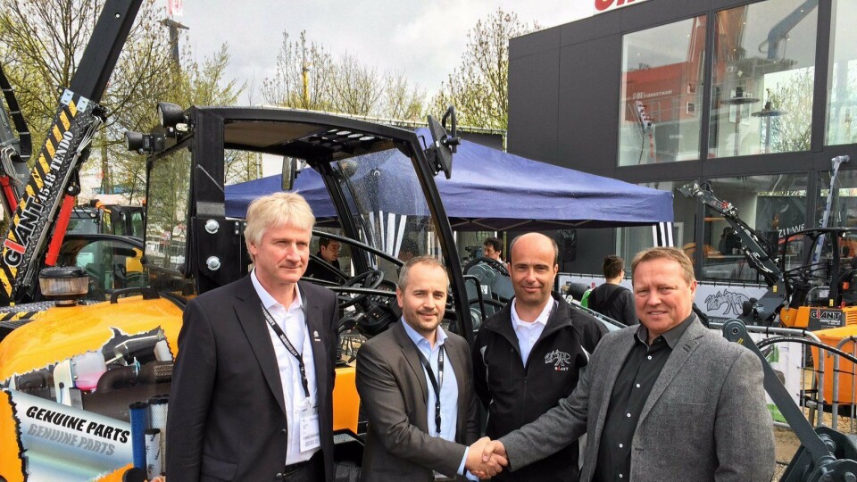 BAUMA-AVTALE: John Arild Brekke (f.v.) og Torgeir Nustadhaugen (begge produktsjefer i Cramo), Toine Brock (adm. direktør hos Giant-produsent Tobroco Machines) og Stig Hågensen (produktsjef Giant hos Hymax) på standen til Giant unders årets Bauma.