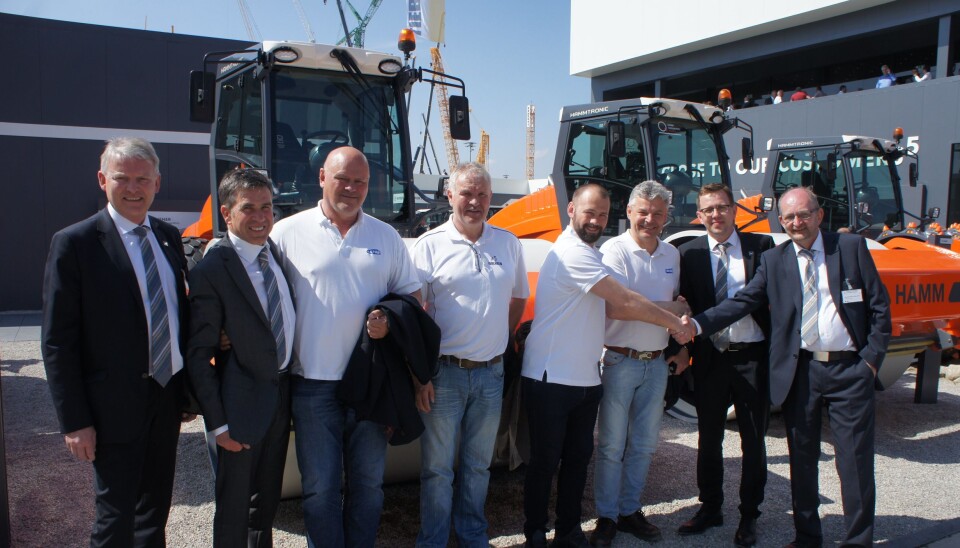 Handelen er i havn. Fra venstre Rune Gulli (Wirtgen Norway AS), Reinholdt Baisch (fabrikksjef Hamm AG), Albert Hæhre, Tom Wigdal (Isachsen Maskinutleie), Lars Hæhre, Frank Ole Sørensen (Hæhre Maskinutleie), Eugen Richert (Hamm AG) og Ole Morten Pettersen (Wirtgen Norway AS).
