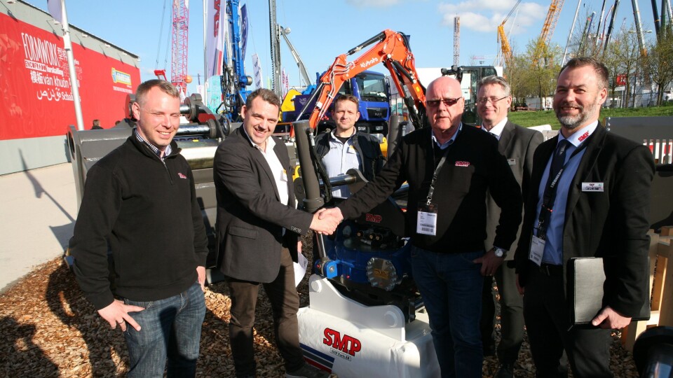 Avtalen ble undertegnet på Bauma. Fra venstre: Per-Eivind Braaten (SMP Norge), Espen Paulseth (Pon), Vilumdur Theodorson (Pon), Sven Martinsen (SMP Norge) og Lars Erik Klas og Daniel Myrgren fra SMP Parts AB i Sverige.