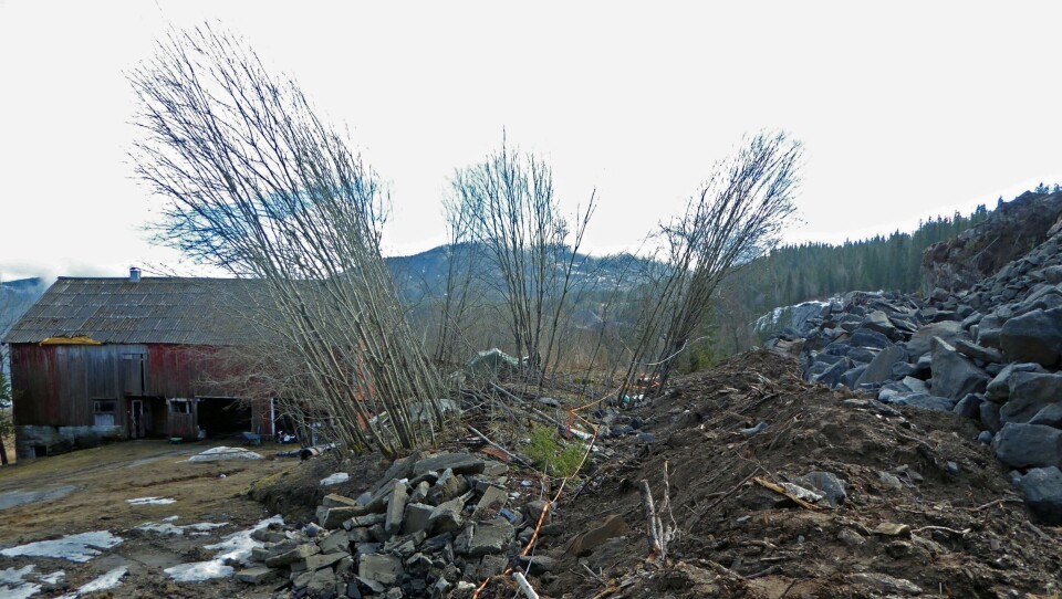 Vekten av steinmassene til høyre i bildet har presset terrenget opp i området foran. Last ned flere bilder i margen til høyre i saken.