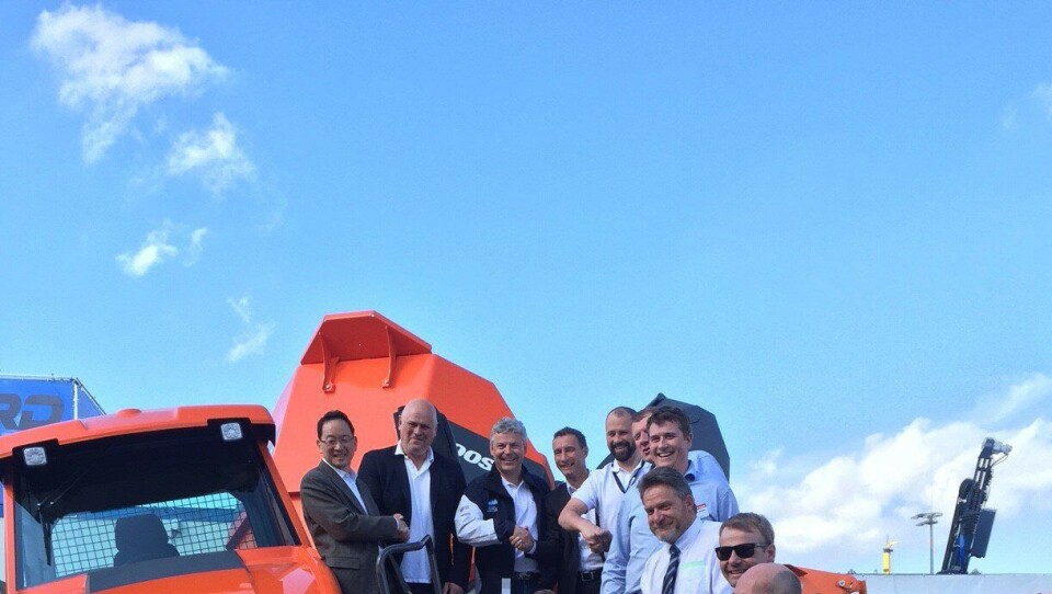 MANNSTERKE: Delegasjonen fra Hæhre og Rosendal Maskin på Doosan-standen. Fra venstre: Scott Park (CEO Bobcat), Albert Hæhre, Frank Ole Sørensen, Martin Knogten (Europasjef Bobcat), Lars Hæhre, Kåre Rosendal, Tor Anders Høgaas, Roy Haaker, Ole Marius Rosendal og Jan Roger Lindseth. I trappa sitter Adrian Winnicki (produktsjef ADT Doosan).