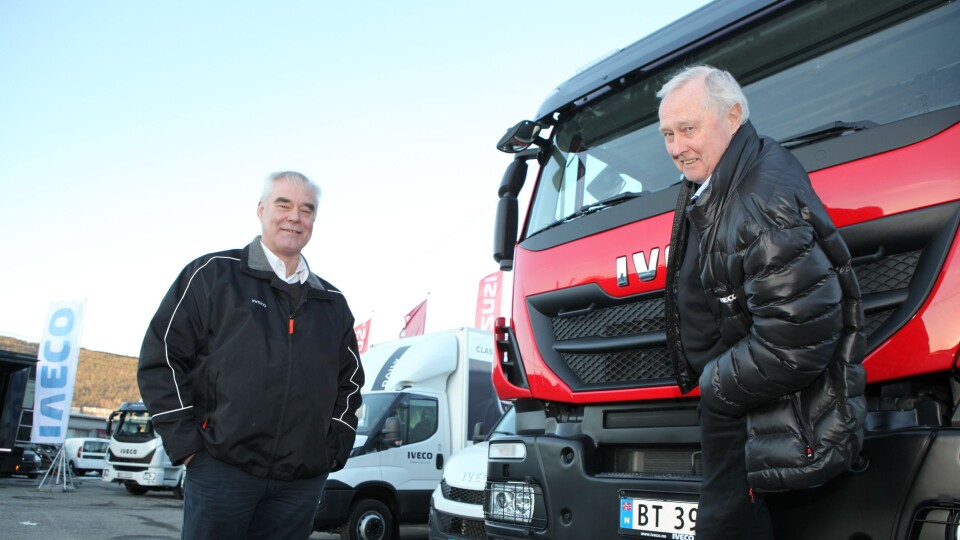 Salgssjef Rolf Eriksen (t.v.) og Kjell-Ove Trommedalen i Iveco Norge AS er på rundreise i Sør-Norge med lastebiler og varebiler i april. Bildene er fra da Iveco Norge besøkte forhandleren RSA Bil i Drammen i mars som en «tyvstart» på roadshow-runden i Norge. Salgssjef Rolf Eriksen (t.v.) og Kjell-Ove Trommedalen i Iveco Norge AS er på rundreise i Sør-Norge med lastebiler og varebiler i april. Bildene er fra da Iveco Norge besøkte forhandleren RSA Bil i Drammen i mars som en «tyvstart» på roadshow-runden i Norge.