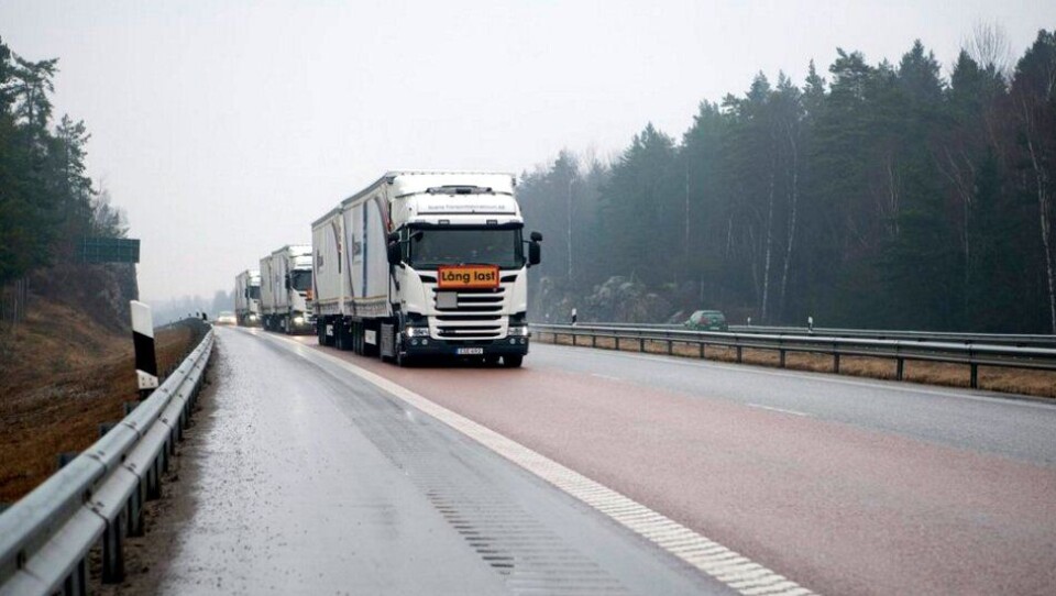 Her kjører Scanias «Rotterdam-konvoi» på offentlig vei i Sverige tirsdag 29. mars 2016.